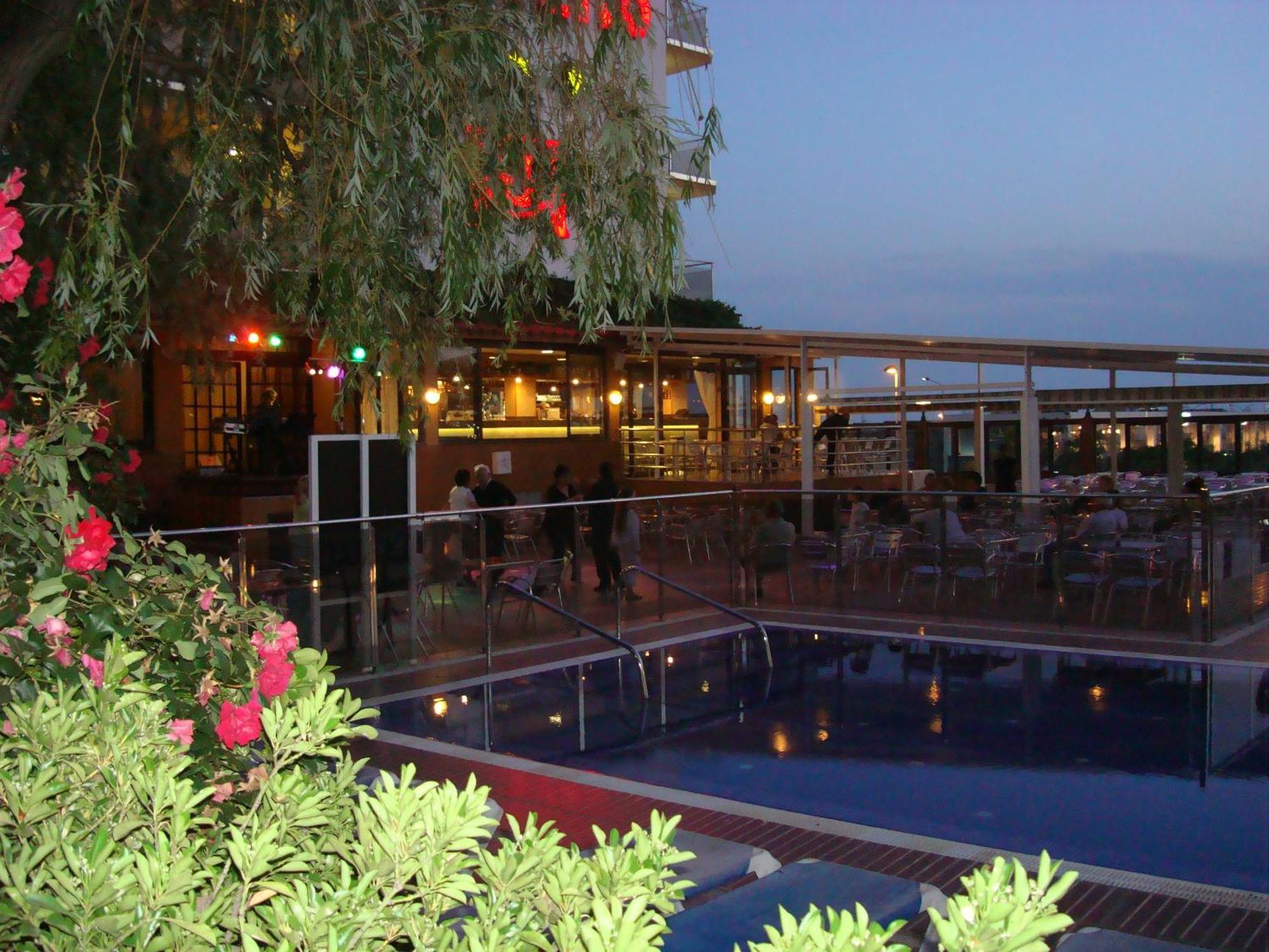 Hotel Univers Roses Exterior photo