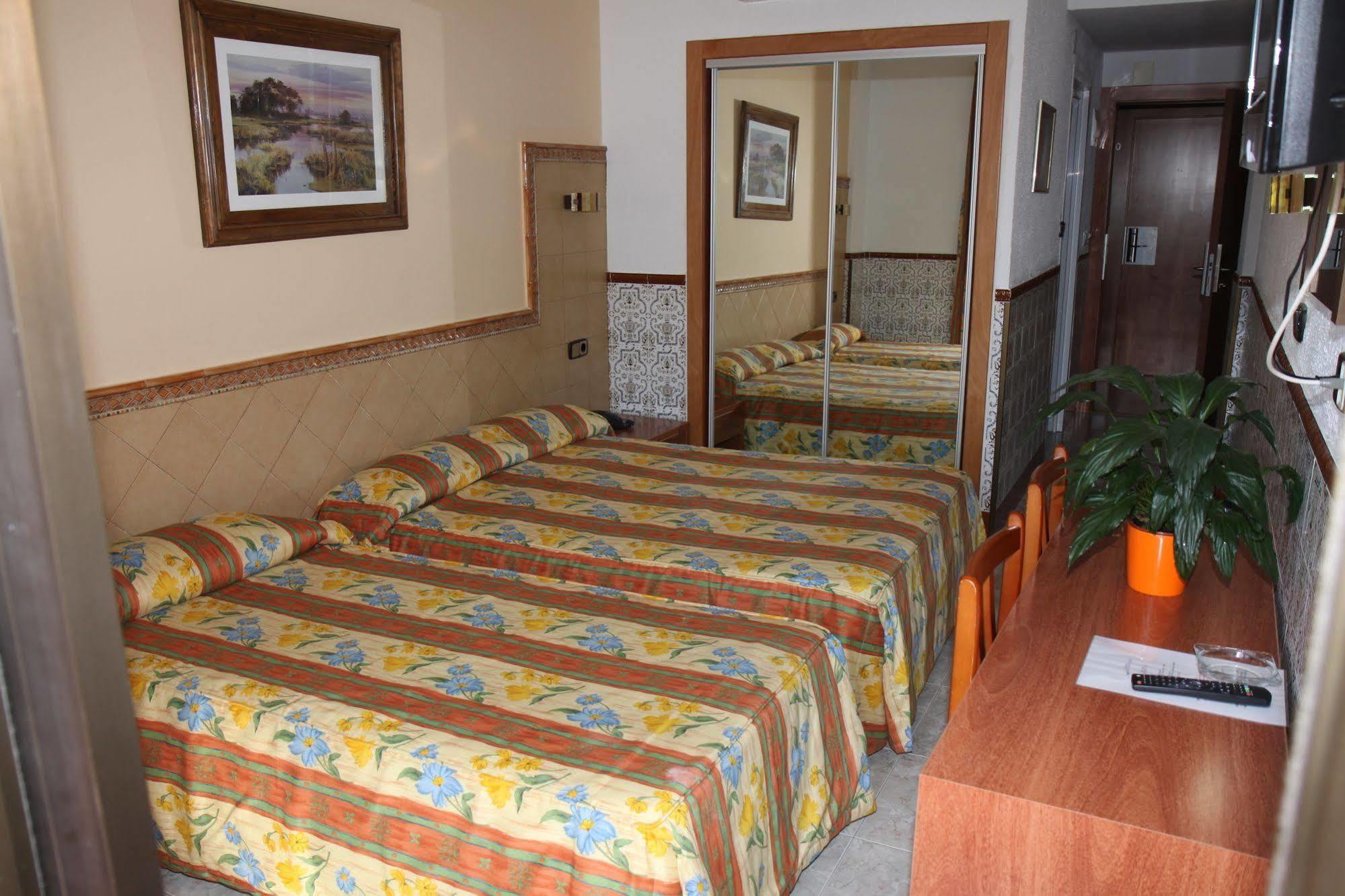 Hotel Univers Roses Exterior photo