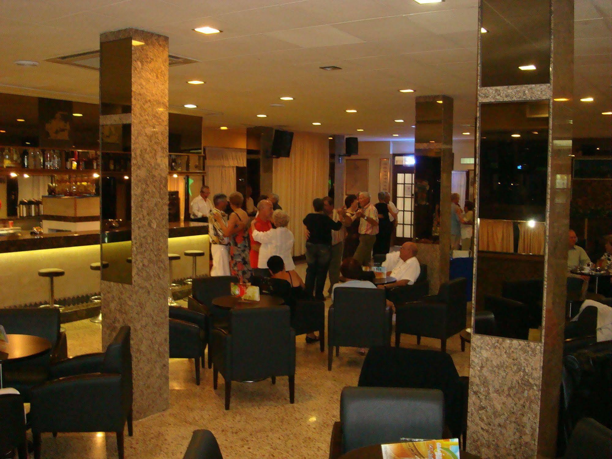Hotel Univers Roses Exterior photo